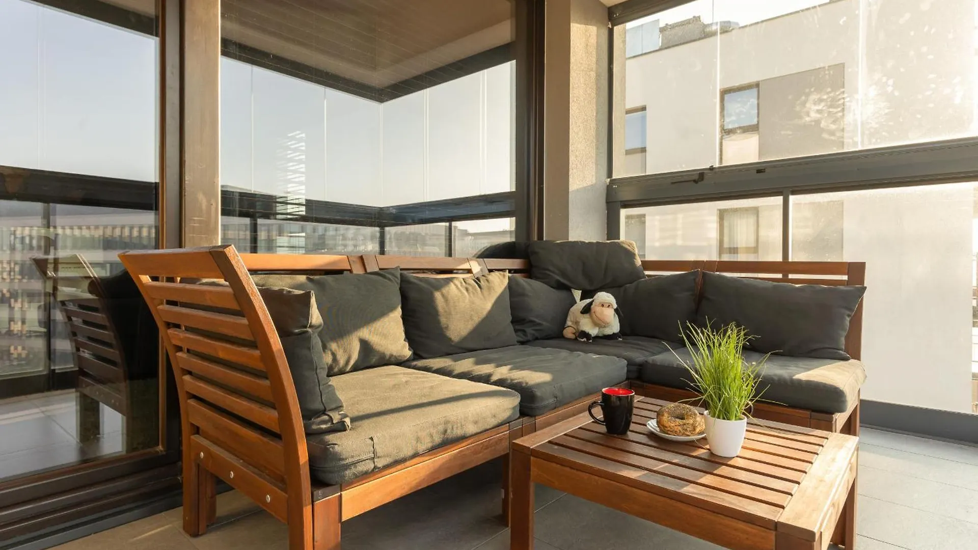 Emerald Residence Warsaw With Parking By Noclegi Renters