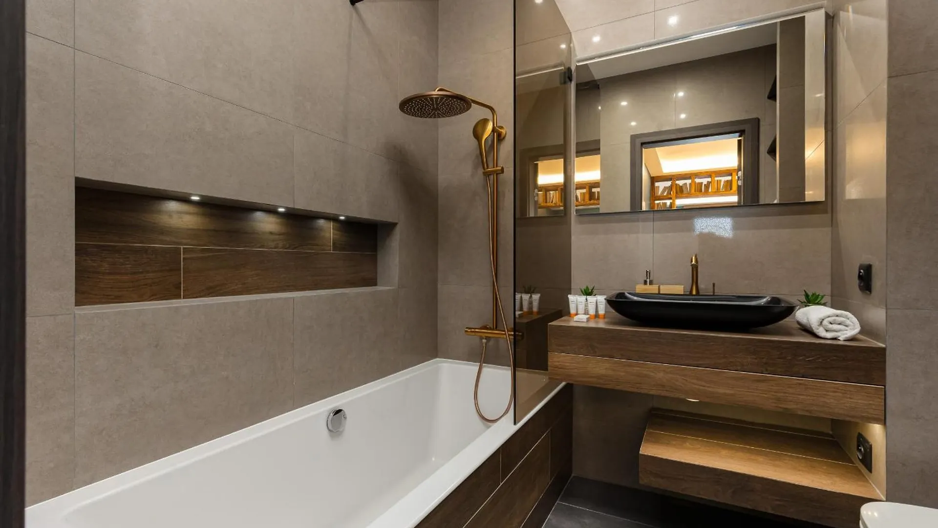 Emerald Residence Warsaw With Parking By Noclegi Renters
